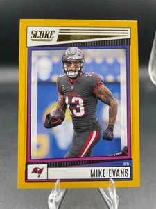 2022 Panini Score Mike Evans Gold Border PARALLEL #64 BUCKS - Bild 1 von 5