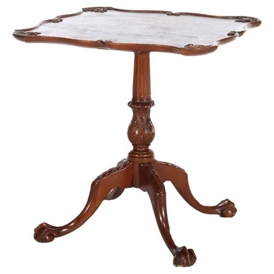 Antigua mesa auxiliar imperial Chippendale tallada de caoba con garra y pies de bola Foto 1 de 4