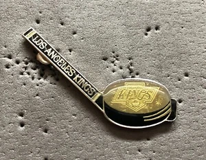 Los Angeles Kings Puck & Stick NHL Hockey Pin - Imagen 1 de 1