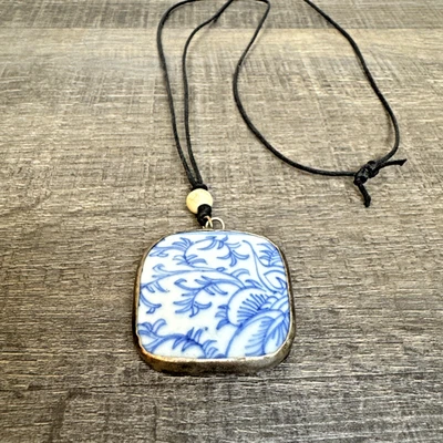 "Hermoso collar colgante de cobre fragmento de porcelana azul y blanco chino de 26"" de colección" Foto 1 de 4