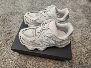 New Balance 9060 bambino taglia 9 nuovo IV9060GL grigio blu con scatola - Foto 1 di 14