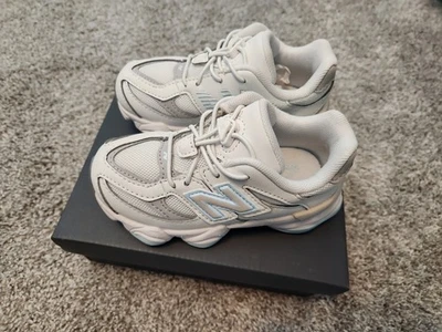 New Balance 9060 Niño Pequeño Talla 9 Nuevo IV9060GL Gris Azul en Caja Foto 1 de 4