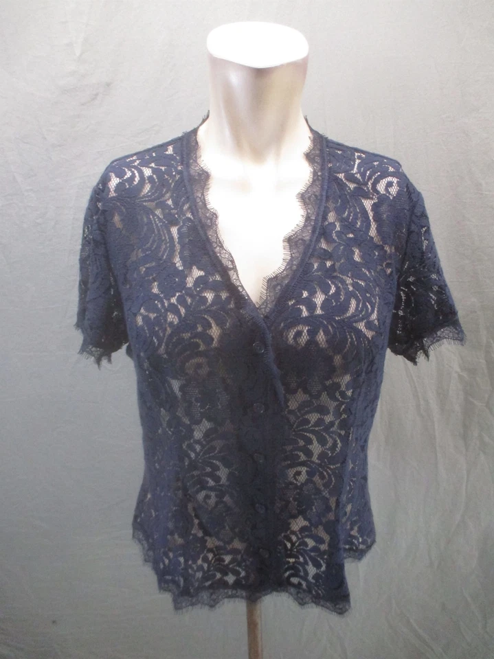 Top Cabi Talla M Mujer Encaje Azul Marino Abotonado Cuello en V Manga Corta Superposición 761 Foto 1 de 4