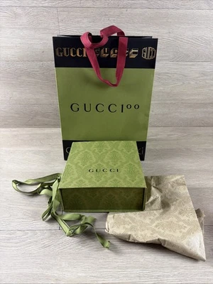 Gucci Caja de Regalo y Bolsa Cierre Magnético con Cinta y Pañuelo 7.5”x7.5”x3” Foto 1 de 4