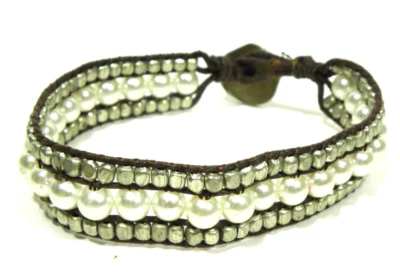 Pulsera envolvente con cordón marrón AEO imitación perla tono plata detalles American Eagle Foto 1 de 4