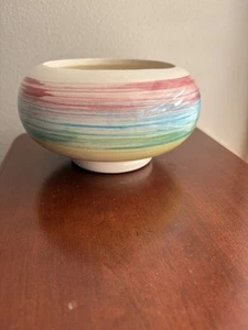 Vintage Mr Ceramics Regenbogenfarben gestreift Übertopf Schale #117 USA Pottery - Bild 1 von 6