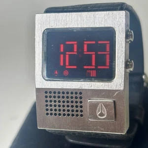 Orologio Uomo Vintage N. Come Nuovo Nixon The Dork Originale I'm So Cool Talking Digitale - Foto 1 di 8