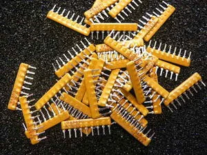 Yageo 9X562G  RESISTOR NETWORK THICK FILM 5.6K Ohm 100V 2% 200ppm NEW Qty.25 - Picture 1 of 1