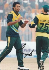 PAKISTAN CRICKET: WAHAB RIAZ SIGNED 6x4 ODI ACTION PHOTO+COA - Picture 1 of 1