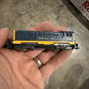 Arnold Rapido N Baldwin Diesel 2268 Santa Fe läuft Karosserie seitlich verzogen - Bild 1 von 5
