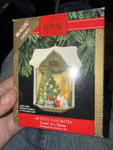 Luz mágica Hallmark 1992 "¡Mira! Adorno de recuerdo favorito de artistas It's Santa" - Imagen 1 de 1