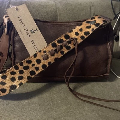 Cartera de hombro de cuero McFadin con “correa con estampado animal” Foto 1 de 4