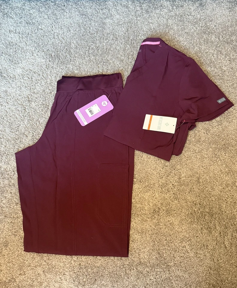 Conjunto Feminino Med Couture Activate Scrub L Wine Top 8579 & Calças 8744 Novo com etiquetas - Imagem 1 de 4