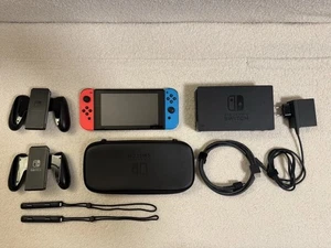 Nintendo Switch 1 (2017) Spielekonsole mit 200 GB SD Card, Tasche, Zubehörpaket - Bild 1 von 16