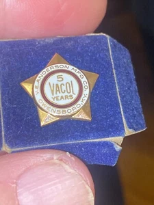 V.E. Spilla premio Anderson Mfg "5 anni Vacol" piena d'oro 10k - Foto 1 di 4