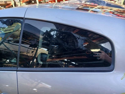 03-07 INFINITI G35 Driver cuarto trasero de vidrio OEM 83307AM800 Foto 1 de 4