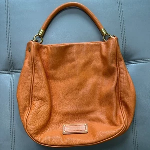 Bolso Cartera Marc by Marc Jacobs Hobo Naranja Cuero Tono Dorado Herrajes - Imagen 1 de 7
