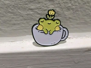 Arkasischer süßer grüner Frosch in Tasse Tee Emaille Anstecknadel - Bild 1 von 2