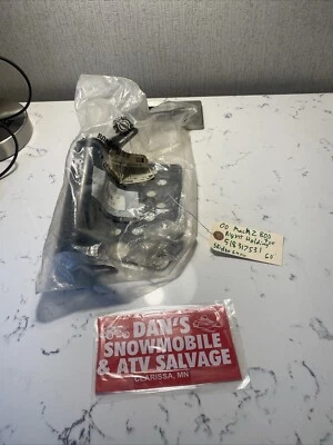 Puntera de sujeción derecha # 518317531 Ski-doo 2000 Mach Z 800 moto de nieve Foto 1 de 4