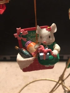 ORNAMENTO NATALIZIO NON ENESCO: CESTINO DA PICNIC NATALIZIO CON TOPO SEDUTO SUL BORDO - Foto 1 di 7