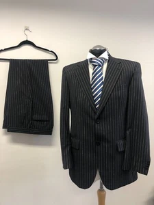 TRAJE FERAUD 2 PIEZAS AZUL MARINO OSCURO RAYAS PURA LANA NUEVA 42R TRS W34 L33 COMO NUEVO - Imagen 1 de 11