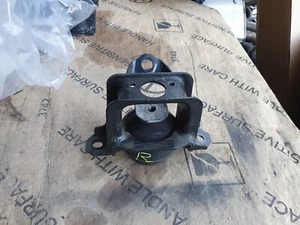 Original Toyota Aygo II 1,0 51KW Motorhalter Rechts 07.2014-03.2018 - Bild 1 von 1