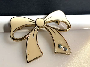 Vintage Brooch Jewellery Enamel Beige Gold Metal Bow Ribbon 1970' Cubic Zirconia - Picture 1 of 6