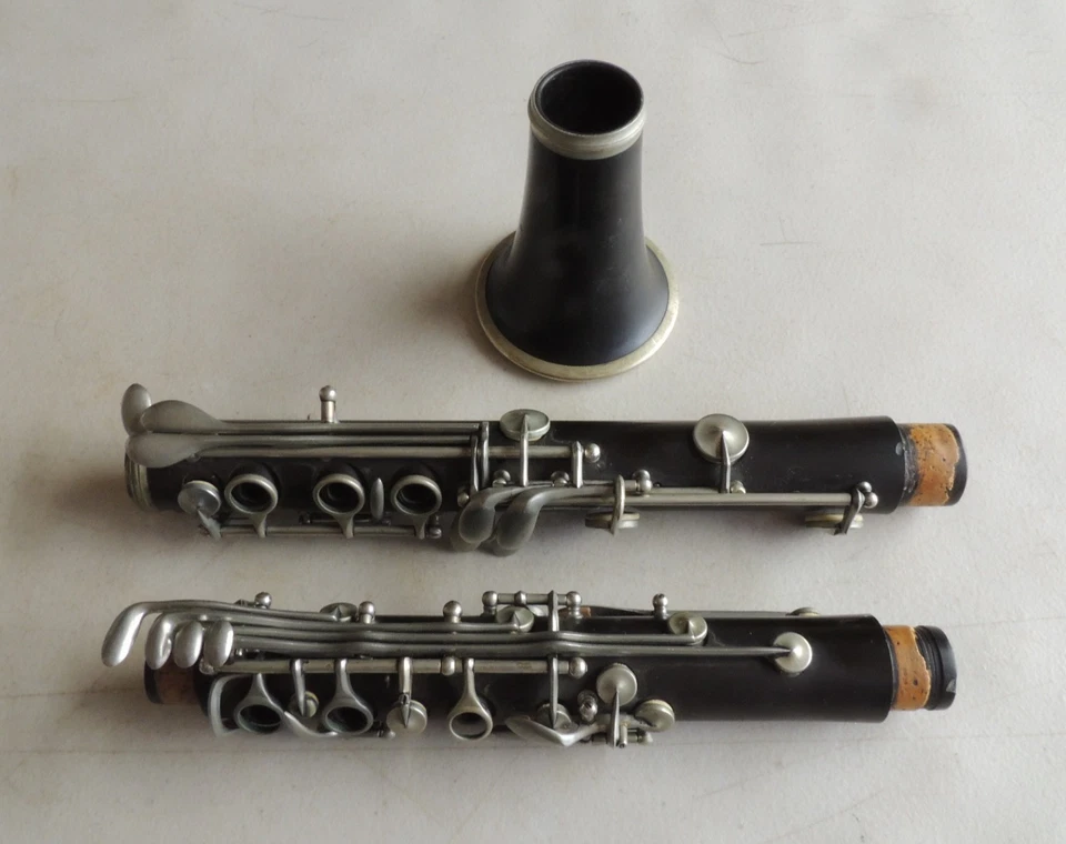 C.G. Clarinete CONN Bb paso bajo 7 anillos goma dura faltante barril Foto 1 de 4