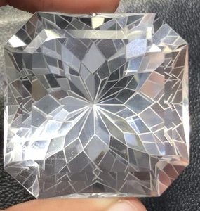 197 Karat natürlicher Quarz Edelstein im Blumenschliff aus Pakistan - Bild 1 von 9