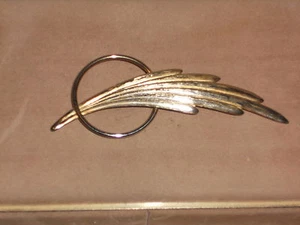 CÍRCULO CON UNA PLUMA ALFILER COLOR DORADO - Imagen 1 de 4