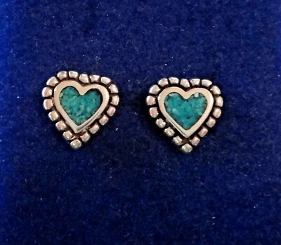 Aretes pequeños de plata de ley con incrustaciones de corazón azul turquesa astillado de 11 mm Foto 1 de 2