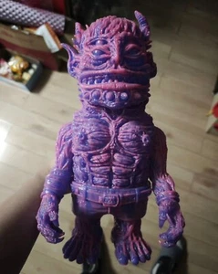 Sofubi luminoso cuerpo elemental púrpura Boda Studios Taigu Demon H43 cm (16,9 pulgadas) - Imagen 1 de 1