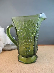 Vintage Anchor Hocking Olive Green Glass Pitcher Grapes Vines Leaf Leaves 16 oz - Imagen 1 de 11