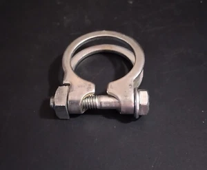 Gurtner #23134 Carburetor Mount Clamp with Bolt  Peugeot #68202 or Motobecane - Foto 1 di 6