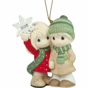 Precious Moments Our First Christmas Together 2018 Ornamento in Porcellana Datato Nuovo - Foto 1 di 4