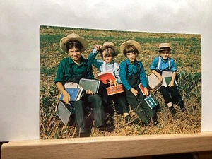 Escolares Amish con libros y cubos de almuerzo: - Postal vintage - Imagen 1 de 3