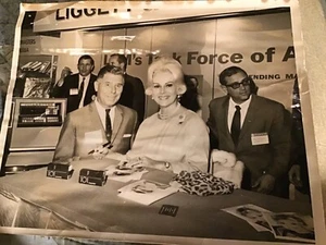 Movie starZsa Zsa Gabor B+W photo 1967 at at Ligget Vending Machine Convention - Picture 1 of 3