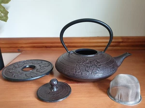 TRADITIONELLE JAPANISCHE GUSSEISEN TEEKANNE AUF STÄNDER MIT SIEB TETSUBIN BONJOUR - Bild 1 von 13