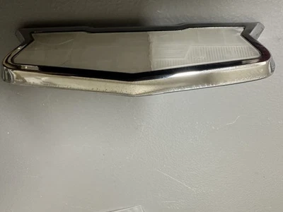 Chevrolet Impala 1960, BelAir, Biscayne 283 V8 3767504 C-1 emblema tapa maletero. Foto 1 de 4