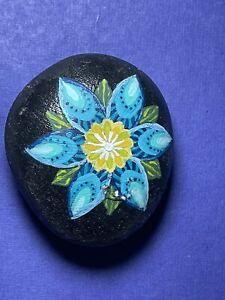 Pierre de roche peinte à la main œuvre miniature œuvre d'art fleur florale bleue mandala roches d'art