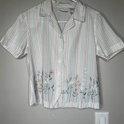 Camisa Alfred Dunner Petite a Rayas Bordada Floral Abotonada Mujer 6P Foto 1 de 4