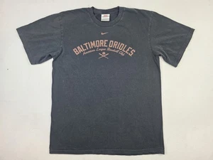 De colección Equipo Y2K Nike Baltimore Orioles Center Swoosh MLB Hombres Talla M Negro Dorado - Imagen 1 de 6