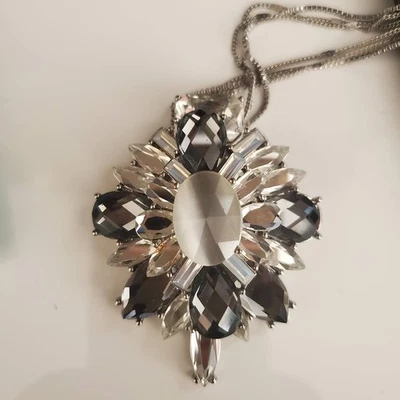 Collar grande de diamantes de imitación blanco y negro del mercado negro de la Casa Blanca firmado WHBM Foto 1 de 4