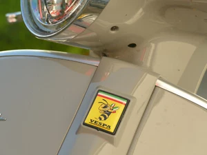 Adesivo emblema Vespa cascata incl. supporto nero - Foto 1 di 4