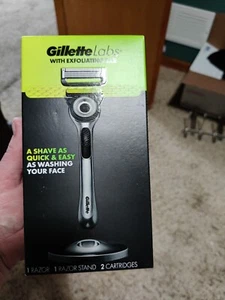 GILLETTE LABS W/EXFOLIATING BAR WITH 1 RAZOR+1 STAND+2 CARTRIDGES NEW SEALED - Picture 1 of 3