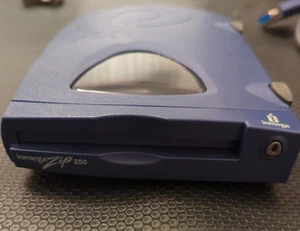 Iomega Zip 250 External Drive Z250P with Iomega Power Supply – UNTESTED - Afbeelding 1 van 12