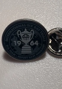 🌟BARBOUR INTERNATIONAL - Equipo de Estados Unidos (Steve McQueen) ISDT 1964, Insignia Pin🌟 - Imagen 1 de 3