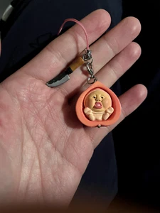 Kobito Dukan Árbol de Melocotón Oculto en un Melocotón Mini Figura Llavero Correa - Imagen 1 de 2