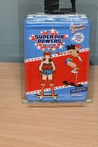 Pin Raiders Super Pin Powers Esmalte Pin De Colección - Wonder Woman #30878 - Imagen 1 de 2