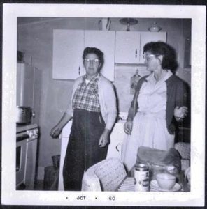Lata plana de cerveza Burger 1960 con 2 damas en octubre Fotografía Cincinnati OH - Imagen 1 de 1